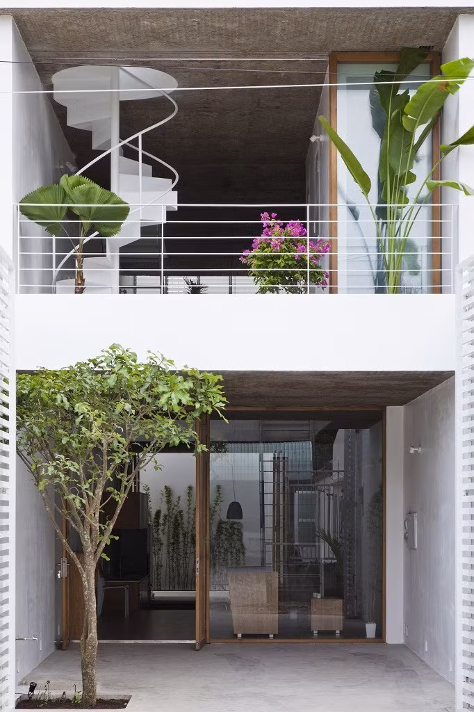 Mỗi một tấm sàn được bố trí ở độ cao khác nhau, tạo ra nhiều khoảng trống để dẫn ánh sáng phản xạ tự nhiên từ phía trên, mặt tiền và mặt sau vào trong nhà.