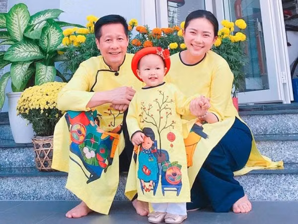 Hình ảnh Phan Như Thảo sau khi sinh con gần 1 năm vẫn không có dấu hiệu cải thiện nhan sắc. Rất nhiều người luôn mong chờ được ngắm lại Phan Như Thảo của thời con gái.