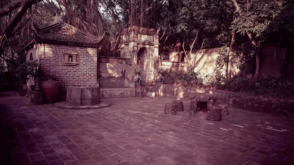 Việt Phủ Thành Chương là quần thể nhà cổ, tái hiện không gian xưa của người Việt. Không ít người khi lần đầu tới đã lầm tưởng đây là một khu di tích lịch sử lâu đời. Ảnh: Zing.