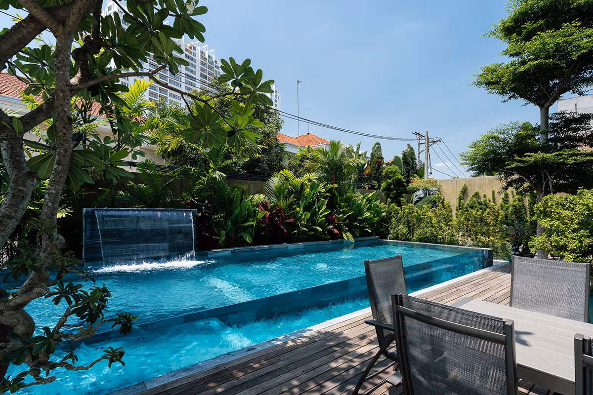 Sân hiên với bể bơi hiện đại ngoài trời.