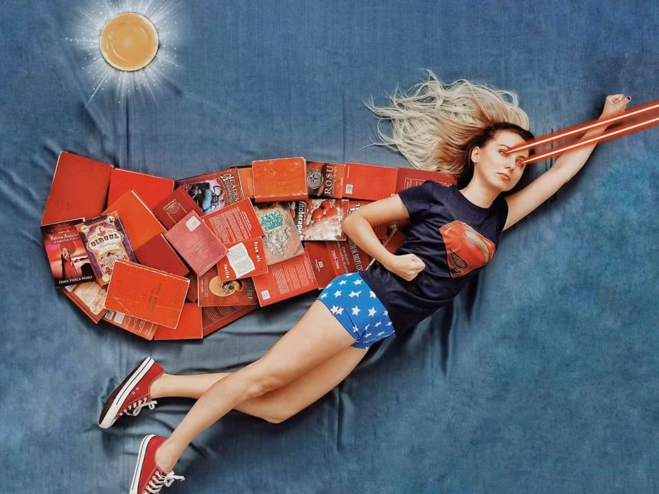 Supergirl khoác tấm áo choàng đỏ rực rỡ.