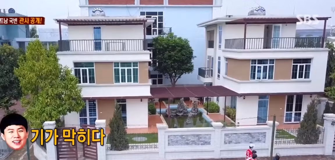 Khu ở của thầy Park có 2 villa. Một cái dành cho các chuyên gia kỹ thuật, một cái là nơi ở của HLV Park Hang Seo.