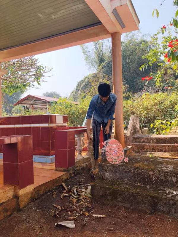 H'hen Niê mặc bồ đồ giản dị đến viếng mộ người thân.