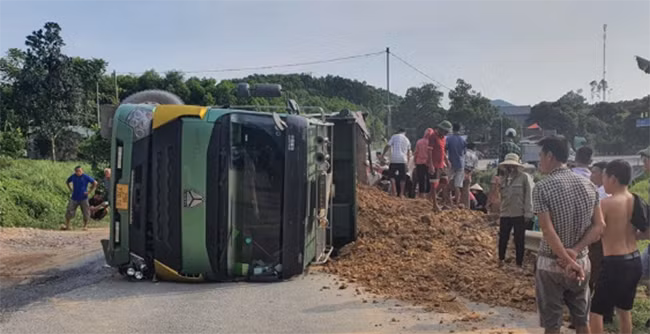 Thời điểm trên xe tải chở đất mang BKS 29H - 770.16 di chuyển theo hướng Thanh Hóa đi Hà Nội đã bị lật và đè lên một xe con 30A - 615.85 đang di chuyển theo chiều ngược lại. 