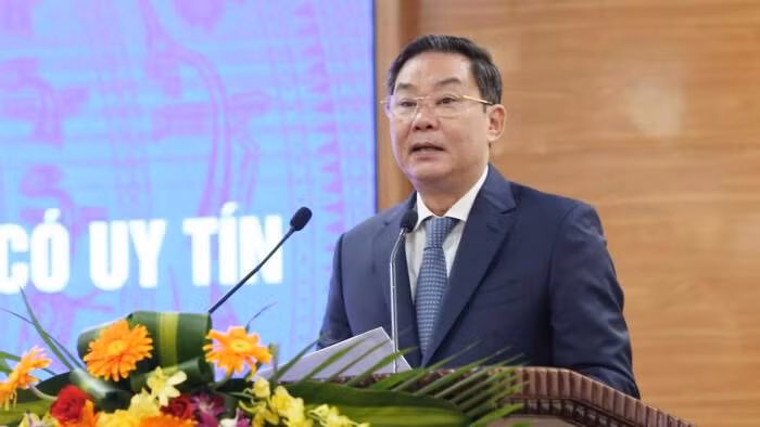 Tại phiên họp ngày 4/6, xem xét đề nghị của Ban Tổ chức Trung ương về việc phân công cán bộ điều hành hoạt động của UBND TP Hà Nội, Bộ Chính trị đồng ý phân công ông Lê Hồng Sơn, Ủy viên Ban Thường vụ Thành uỷ, Phó Chủ tịch thường trực UBND Hà Nội tạm thời điều hành hoạt động của UBND TP Hà Nội kể từ ngày 7/6/2022. 