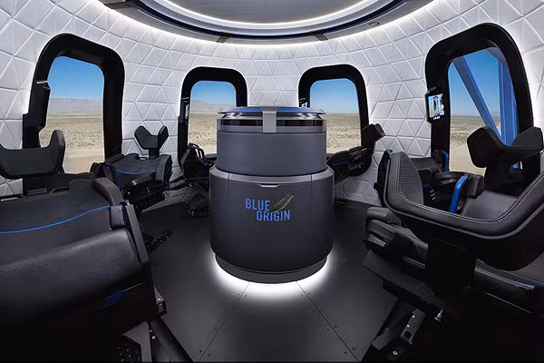 Cất cánh từ một sa mạc ở phía tây bang Texas, Mỹ, chuyến bay đến vũ trụ bằng tàu New Shepard sẽ kéo dài tổng cộng 10 phút, hành khách sẽ đi trên đường Karman đánh dấu ranh giới được công nhận giữa bầu khí quyển và không gian của Trái đất.