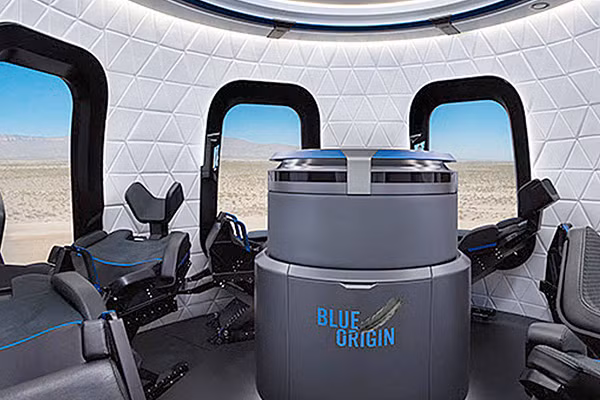 Hệ thống tên lửa dưới quỹ đạo tái sử dụng được đặt theo tên của Alan Shepard, người Mỹ đầu tiên lên vũ trụ cách đây 60 năm. Các khoang lái tự động không có phi công có sáu chỗ ngồi với hệ thống đèn chiếu sáng lộng lẫy.