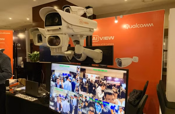 So với những dòng camera thông thường, camera AI giúp tiết kiệm chi phí đầu tư server, đường truyền cho khách hàng. Dữ liệu hình ảnh sẽ được xử lý AI real-time ngay tại camera, không cần truyền về server, giảm độ trễ trong xử lý thông tin và đảm bảo tính riêng tư.