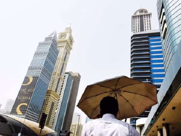 Bên cạnh nắng nóng, Dubai và một số khu vực khác của các tiểu vương quốc Ả Rập Thống nhất (UAE) còn phải đối mặt tình trạng sương mù do độ ẩm cao, đạt 85-90%.