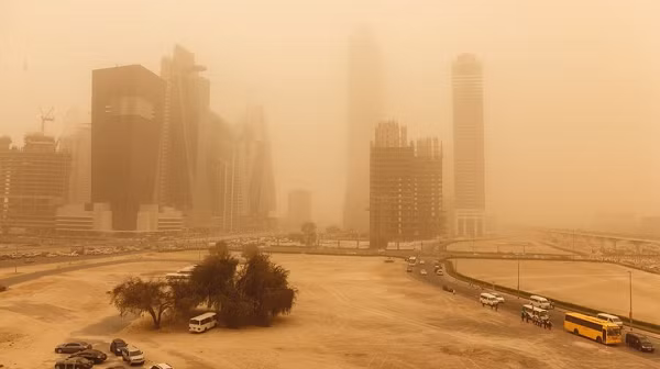 Đối với người dân ở UAE, thời tiết nắng nóng đã trở thành điều bình thường đối với họ. Thậm chí, với nhiều quốc gia trên thế giới, trời hơn 30 độ C đã rất oi bức, nhưng người dân Dubai cho rằng đó là điều đáng mừng báo hiệu mùa đông đã về.