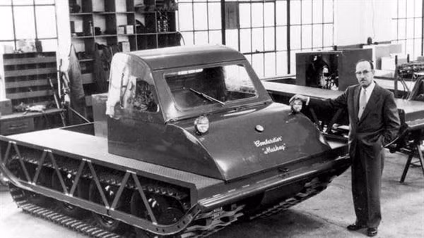 Joseph-Armand Bombardier (1907 - 1964) đã bắt tay vào thiết kế mô hình và chế tạo xe trượt tuyết từ năm 15 tuổi. Sau đó, ông tiếp tục hoàn thiện sản phẩm trong nhiều năm. Đến năm 1959, ván trượt tuyết Ski-Doo siêu nhẹ ra đời.