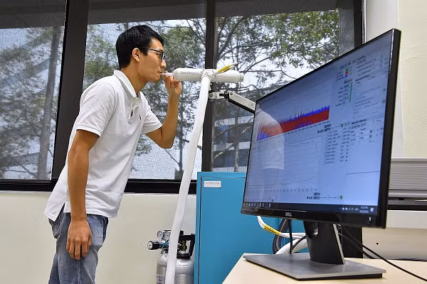Một phần mềm máy tính sau đó sẽ phân tích hồ sơ VOC và đưa ra kết quả sau chưa đầy một phút.
