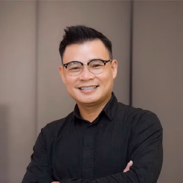 Được biết, CEO Hùng Đinh đặt vé cho bạn bè và người yêu của mình bay tới Quy Nhơn và lên kế hoạch tổ chức lễ cầu hôn tại đó. Tuy nhiên, CEO 8X này bỗng nảy ra ý tưởng cầu hôn ngay trên máy bay và nhận được sự hỗ trợ nhiệt tình của các tiếp viên hàng không trên chuyến bay.