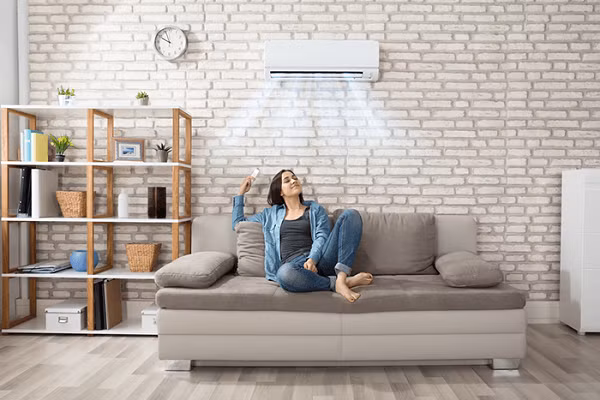 Tránh ngồi phòng điều hòa ngay khi vừa tắm xong hay uống bia rượu vì sẽ có nguy cơ bị nhiễm lạnh. Các mạch máu bị ảnh hưởng, gây cản trở sự lưu thông dẫn đến chứng đau đầu mãn tính hoặc đột quỵ. Ngồi quạt mạnh hay điều hòa ở nhiệt độ thấp dễ gây co mạch đột ngột làm tăng huyết áp và thậm chí dẫn đến đột quỵ, tử vong.