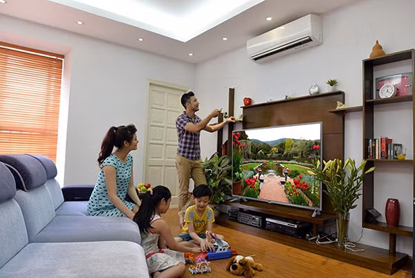 Nhiều người có thói quen đặt chậu nước trong phòng điều hòa để tạo độ ẩm. Tuy nhiên, các bác sĩ cho rằng cách làm này dễ gây nguy hiểm cho sức khỏe vì hơi nước sẽ thu hút bụi bẩn, vi trùng gây bệnh.