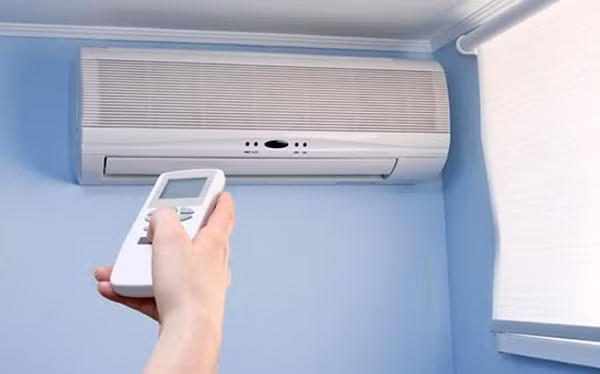 Khi sử dụng điều hòa, nhiều gia đình có thói quen tắt điều hòa khi đã đủ lạnh, bật lại khi thấy nóng vì cho rằng như vậy sẽ tiết kiệm điện năng. Tuy nhiên đây là hành động vô cùng gây hại.