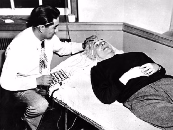 Sáng sớm ngày 18 tháng 4 năm 1955, giáo sư Einstein qua đời tại bệnh viện Princeton, hưởng thọ 76 tuổi. Tuy nhiên, sau đó bộ não của vị thiên tài này đã bị đánh cắp mà ngay chính con trai ông cũng không hay biết.