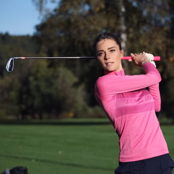 Sở hữu diện mạo xinh đẹp khó cưỡng, Franzi Pfuff không chỉ là một tay golf tài năng mà cô nàng còn đồng thời làm giáo viên kiêm người mẫu. Mỗi lần đi du đấu quanh châu Âu, Franzi Pfuff lại gây “bão” cho người hâm mộ vì quá đỗi xinh đẹp, quyến rũ.
