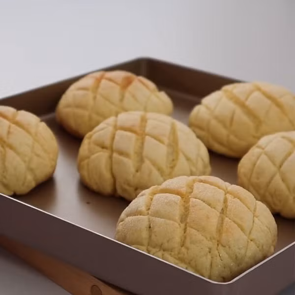 Sau này, nhiều nhà sản xuất cũng đã cho thêm hương dưa lưới, dưa hấu cho chiếc bánh. Bánh mì melon không mềm như bánh mì bình thường mà có vỏ khá giòn, bên trong thường là nhân vanilla custard.