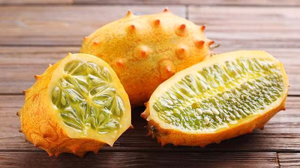 Dưa chuột có sừng thuộc họ Cucurbitaceae, có nguồn gốc từ châu Phi. Quả có hình thon dài, xung quanh có đầy gai. Khi chín, quả có màu vàng cam, ăn có vị pha trộn giữa dưa chuột và bí xanh. Dưa chuột có sừng được xem là món ăn truyền thống của người châu Phi.