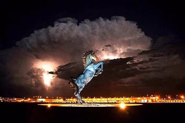 Tuy nhiên đã có nhiều thuyết âm mưu xoay quanh sân bay Denver, ngay cả khi nó mới chỉ nằm trên bản vẽ. Đến nay, sân bay nổi tiếng này vẫn được nhiều người tin rằng đang che giấu rất nhiều bí mật.