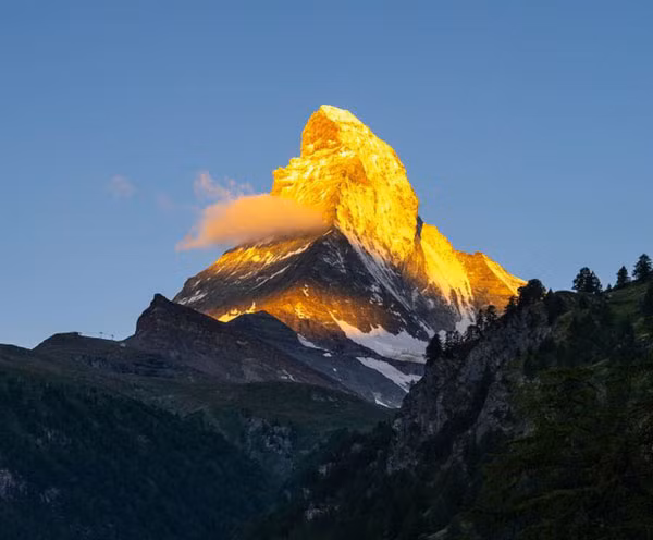 Núi Matterhorn dưới nắng sớm nhìn giống hệt một thỏi vàng nguyên chất.