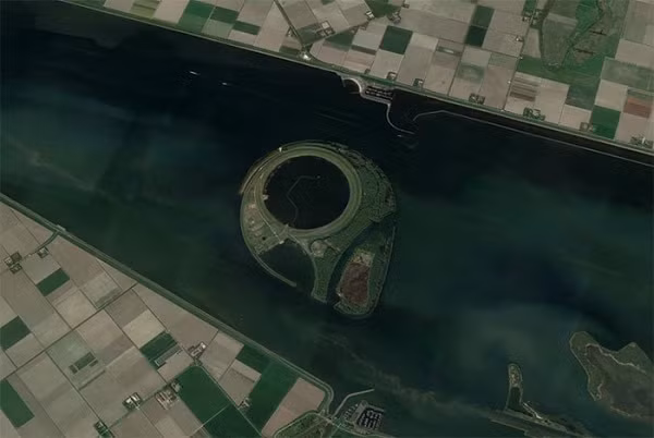 Ít ai biết rằng, Hà Lan có một hòn đảo nhân tạo. Hòn đảo này nằm ở Ketelmeer, và nhìn trên Google Maps thì trông nó thực sự giống biểu tượng định vị của ứng dụng này.