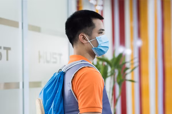 Ngoài ra, người dùng có thể bổ sung "chất làm mát" trong quá trình sử dụng bằng cách thêm đá hoặc nước đá vào chiếc bình đựng trong ba lô đi kèm mà không cần cởi áo.