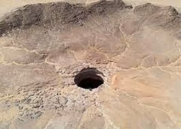 Giếng Barhout nằm trên sa mạc cách thủ đô Sanaa của Yemen 1.300 km khiến các nhà khoa học và người dân vô cùng hoang mang vì không thể nghiên cứu cũng như chạm đến đáy của nó.