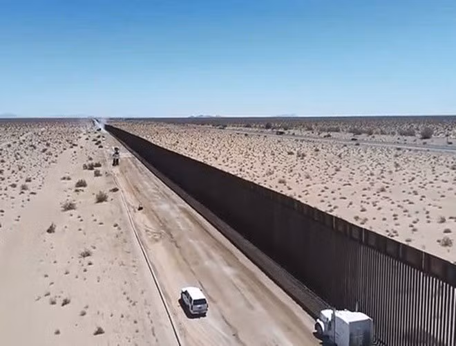 Hôm 25/8, hình ảnh mới nhất về đoạn tường trên biên giới Mỹ - Mexico dài gần 100km ghi hình từ thiết bị bay không người lái, được công bố trên truyền thông, thu hút sự chú ý của nhiều người.