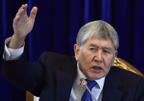 Tuy nhiên, khi đột nhập vào nhà cựu Tổng thống Atambayev, các đặc nhiệm Kyrgyzstan vấp phải sự chống trả dữ dội của nhóm vệ sĩ và những người ủng hộ ông. Những người này bắn đạn thật vào nhóm đặc nhiệm, khiến một sĩ quan thiệt mạng và hơn 100 người bị thương. Ảnh: Rappler.