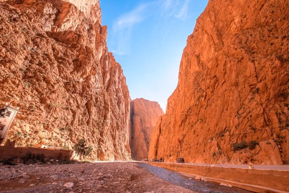 Dades Gorges thường xuyên được đưa vào danh sách những con đường nguy hiểm nhất. Khoảng thời gian tốt nhất để đến đây, tham quan các thung lũng là từ tháng 3-5 và từ tháng 5-7 để chinh phục những ngọn núi hùng vĩ. Ảnh: Mitzo.