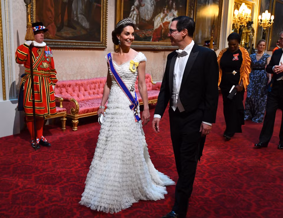 Công nương Kate cười tươi khi trò chuyện với Bộ trưởng Tài chính Mỹ Steven Mnuchin tại bữa tiệc hồi tháng 6/2019.