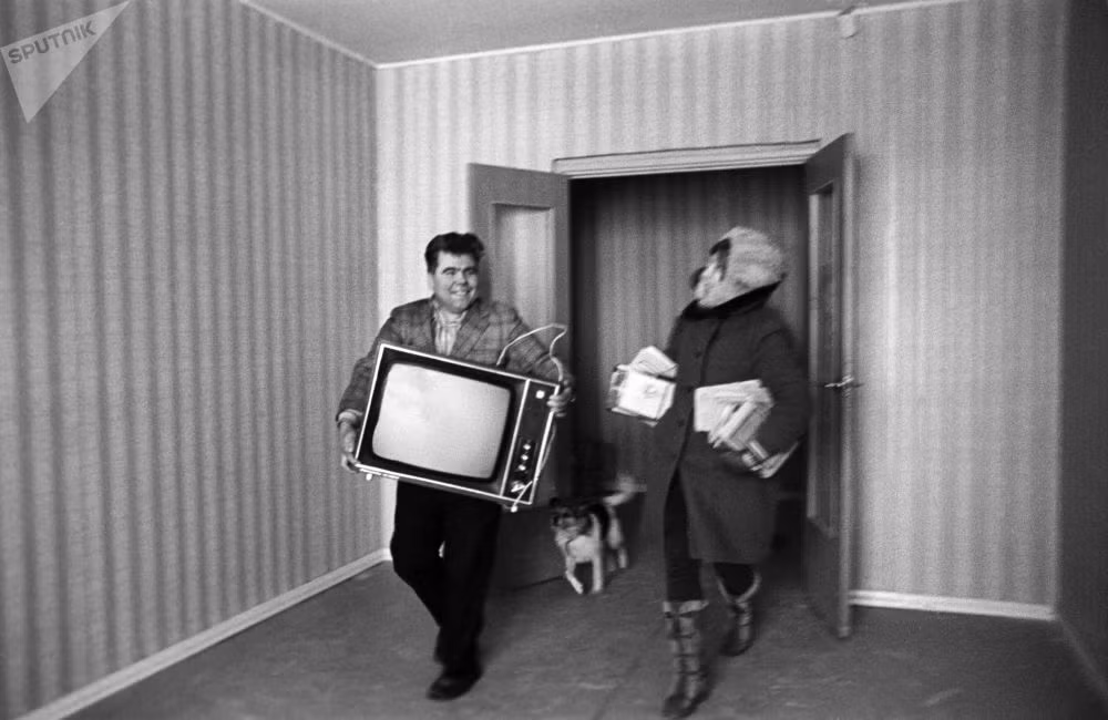 Người dân Liên Xô dọn đồ chuyển tới nhà mới ở Orekhovo-Borisovo, thủ đô Moscow, năm 1976.
