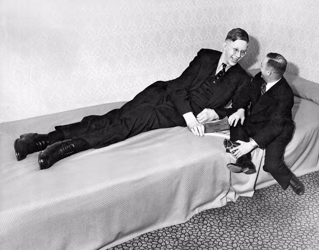 Wadlow trò chuyện với một người bạn khi tham gia một sự kiện từ thiện tại Omaha, Nebraska ngày 1/4/1937.