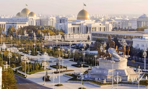 Ông Berdymukhamedov đã cho xây dựng Ashgabat từ thủ đô "ngủ say" thành một nơi nguy nga tráng lệ. Gần đây, một sân bay với tạo hình giống loài chim được xây dựng với kinh phí 2,3 tỷ USD. Bên cạnh đó, một "ngôi làng Olympic" cũng được thi công, phục vụ Đại hội Thể thao Trong nhà và Võ thuật châu Á 2017, tiêu tốn 5 tỷ USD. Ảnh: Shutterstock.