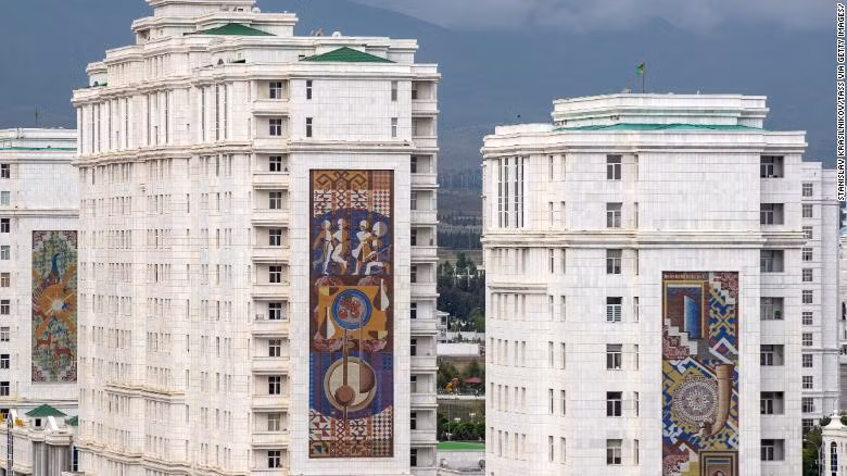 Một người Pháp giấu tên từng làm việc ở Ashgabat một năm miêu tả: "Thành phố ngập tràn trong đá hoa cương trắng, có những nhà hát lớn không bóng người, thiếu vắng các thương hiệu nước ngoài, và tranh ảnh của tổng thống thì ở mọi ngóc ngách đường sá". Ảnh: CNN.