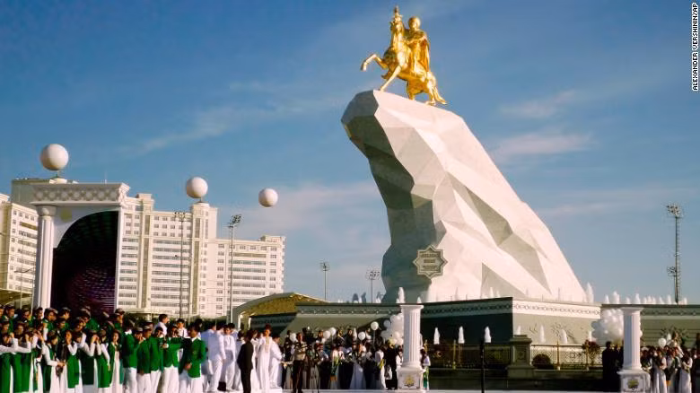 Từ khi nắm quyền, ông Berdymukhamedov được vây quanh bởi thành viên gia đình và các doanh nhân quyền lực. Năm 2018, Tổ chức Minh bạch Quốc tế xếp hạng Turkmenistan 161 trên 179 quốc gia trong Chỉ số Nhận thức Tham nhũng (thứ hạng càng thấp thì tham nhũng càng cao). Trong ảnh là bức tượng vàng Tổng thống Gurbanguly Berdymukhamedov trên lưng ngựa, được đặt trên khối đá hoa cương trắng tại thủ đô Ashgabat. Ảnh: CNN.