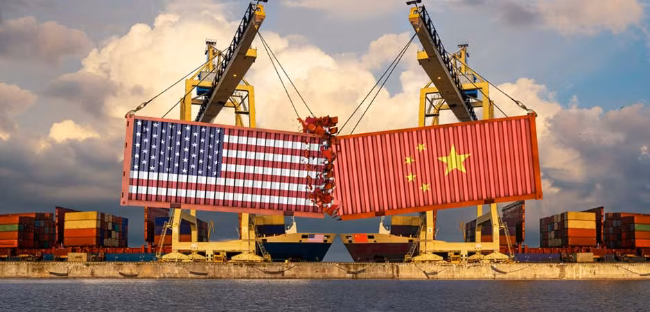 Hôm 26/8, Washington và Bắc Kinh bất ngờ có những tuyên bố góp phần hạ nhiệt căng thẳng. Các nhà đàm phán Mỹ và Trung Quốc dự kiến bước vào vòng đàm phán thương mại thứ 13 vào tháng 9 tới. Tuy nhiên, trên thực tế, trong hơn một năm qua, mối quan hệ giữa hai nước này liên tục rơi vào trạng thái căng thẳng bởi cuộc chiến thuế quan. Ảnh: FO.