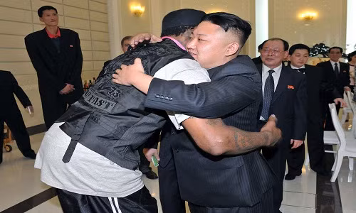 Nhà lãnh đạo Triều Tiên Kim Jong-un ôm người bạn thân của ông - cựu ngôi sao bóng rổ người Mỹ Dennis Rodman - tại thủ đô Bình Nhưỡng.