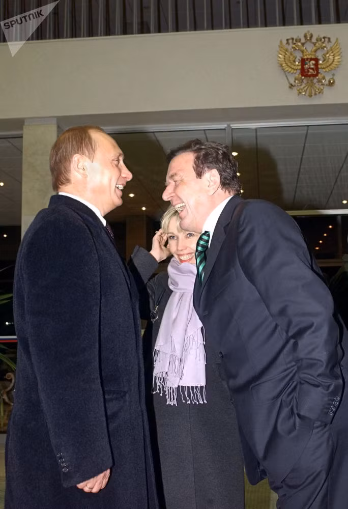 Tổng thống Nga Putin vui mừng khi gặp Thủ tướng Đức khi đó là ông Gerhard Schröder tại sân bay ở Moscow năm 2004. Thủ tướng Gerhard Schröder từng khẳng định rằng ông và Tổng thống Putin là bạn. "Vâng, đúng là như vậy. Và sẽ như thế. Tôi tin tưởng ông Vladimir Putin", Sputnik dẫn lời ông Gerhard.