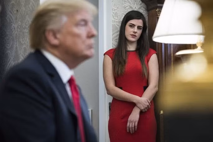 Vi sao nu tro ly Tong thong Trump dot ngot tu chuc?
