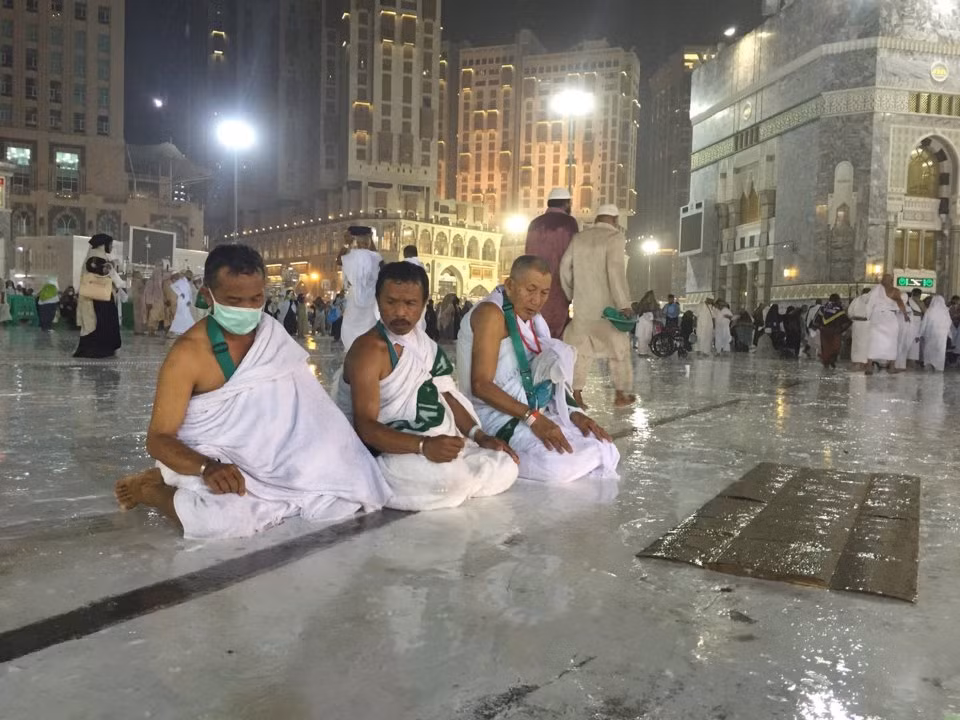 Trong cả năm, lượng mưa ở Mecca thường ít hơn 13 cm. Nếu lượng phát thải carbon tiếp tục ở mức hiện tại, đến năm 2100, nhiệt độ cao nhất ở Mecca có thể vượt mức 55 độ C. Mời độc giả xem thêm video: Tới thăm ngôi làng ở "tận cùng Trái đất" (Nguồn: VTC14)