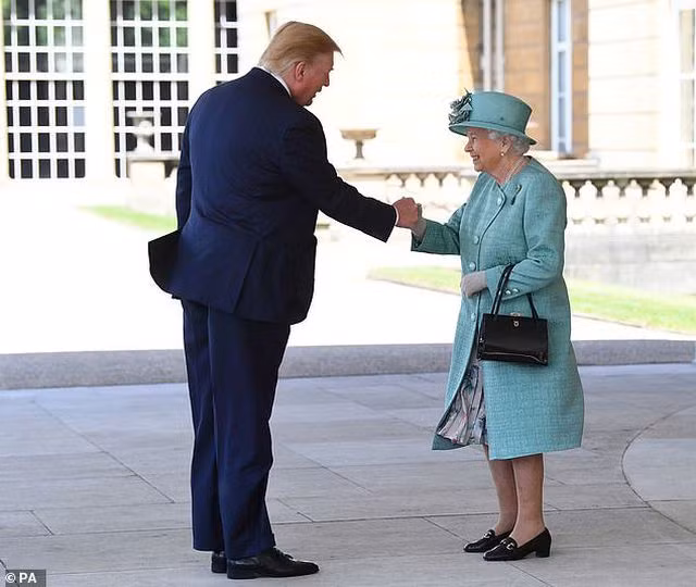 Trong cuộc gặp tại Cung điện Buckingham ngày 3/6, Tổng thống Trump còn có hành động bắt tay khác thường theo kiểu “cụng tay” với Nữ hoàng Elizabeth II. Ảnh: PA.
