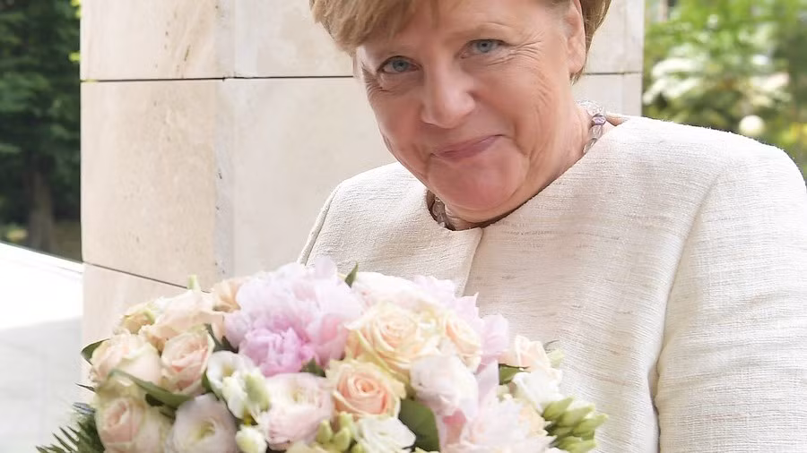 Theo đó, bó hoa hồng trắng cùng hành động tặng cho Thủ tướng Angela Merkel của Tổng thống Putin đã bị truyền thông Đức phản ứng. Báo Bild của Đức cho rằng hành động tặng hoa của ông Putin cho bà Merkel nhằm nhấn mạnh bà là một người phụ nữ. Ảnh: Sputnik.