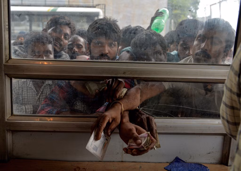 Ngày 8/8, Thủ tướng Ấn Độ Narendra Modi đã trấn an người dân Jammu và Kashmir rằng hòa bình sẽ dần trở lại và chính phủ Ấn Độ đảm bảo rằng những hạn chế hiện tại không ảnh hưởng đến lễ hội Hồi giáo Eid al-Adha sẽ vào ngày 12/8.