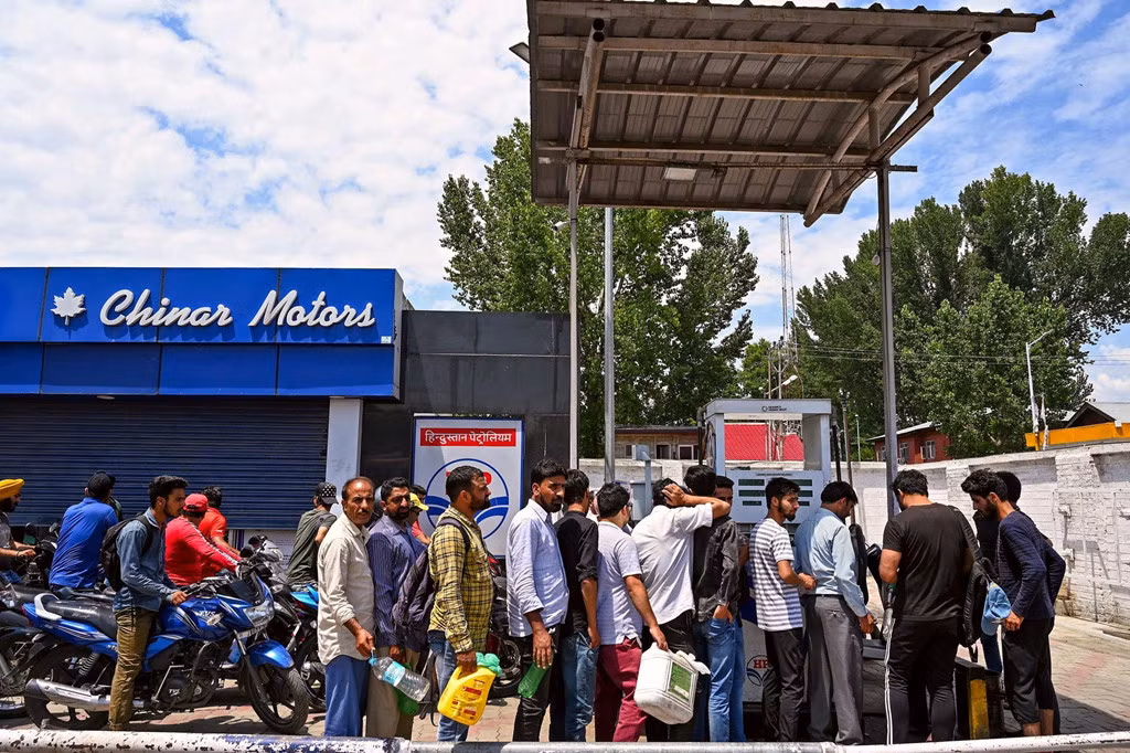 Ông Modi nói rằng cơ chế mới sẽ làm cho Kashmir trở nên hòa bình và thịnh vượng hơn. Trong một phát biểu trên truyền hình hôm 8/8 mà hầu hết người Kashmir không thể xem vì dịch vụ truyền hình bị cắt, ông nhấn mạnh rằng việc biến Kashmir thành lãnh thổ liên bang sẽ loại bỏ tham nhũng, thu hút đầu tư và đem lại những hy vọng mới.