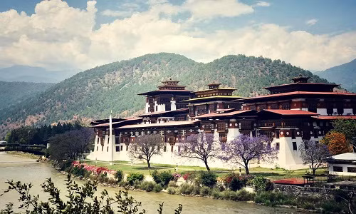 Nằm giữa Trung Quốc và Ấn Độ, vương quốc Bhutan nhỏ bé lọt thỏm trong vùng rừng núi trập trùng của dãy Himalaya. Bhutan nổi tiếng thế giới là quốc gia duy nhất lấy chỉ số Tổng Hạnh phúc Quốc dân (GNH - Gross National Happiness) để quản lý và phát triển đất nước.