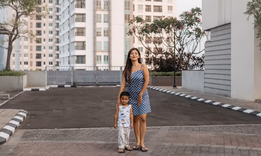 Nhiều người dân tai Cosmo Park yêu thích cuộc sống trong khu dân cư này vì cảm giác gần như ở nhà mặt đất chứ không phải trong những căn hộ chật hẹp. Người dân vừa có không gian ngoài trời nhiều hơn, nhà cửa cũng không quá san sát như các căn hộ nên đảm bảo được cảm giác riêng tư. Ảnh: Muhammad Fadli.