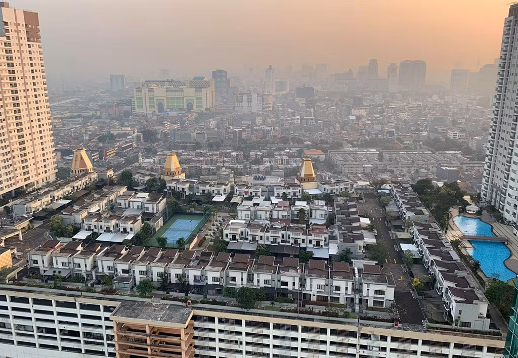Khoảng giữa tháng 6, tài khoản Shahrirbahar1 chia sẻ trên Twitter hình ảnh khu dân cư kỳ lạ ngay giữa thủ đô Indonesia và đặt câu hỏi: "Chào buổi sáng Jakarta. Ai lại nghĩ đến việc phát triển khu nhà ở trên nóc một tòa nhà khác vậy". Hình ảnh và đăng tải này có đến 27.000 lượt chia sẻ và bàn tán. Một số tỏ ra thích thú, nhiều người lại lo ngại quy hoạch đô thị ở Jakarta có vấn đề nghiêm trọng. Có ý kiến cảnh báo kiến trúc này sẽ gây thảm họa nếu động đất xảy ra. Ảnh: Shahrir Bahar.